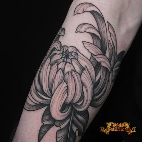 Lola Kaa, tatoueuse à Paris spécialiste du tatouage de fleur