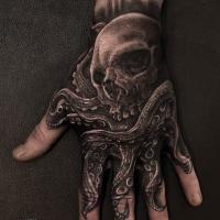meilleurs-tatoueurs-paris-bete-humaine-tatouages-mains-pieds
