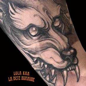 Loup à la langue bien pendue tatoué par Lola Kaa