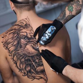Vladimir Vynosliv, tatoueur russe guest au studio de tatouage à Paris La Bête Humaine - Demi-tête de lion tatouée sur le dos