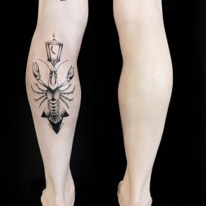 Baybay Blondy, tatoueuse guest à Paris - Crustacé graphique tatoué sur mollet