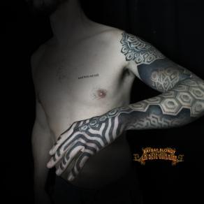 Bras gauche géométrique complet tatoué par Baybay Blondy