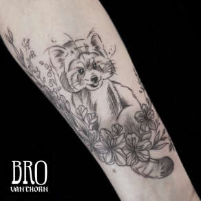 Tatouage de panda roux façon sketchy réalisé par Bro Vanthorn