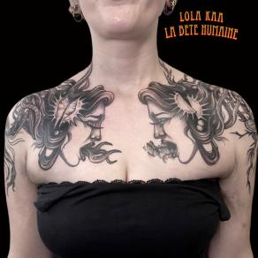 Deux créatures tatouées par Lola Kaa des épaules à la poitrine