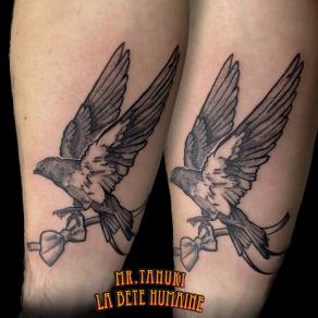 Hirondelle tatouée en noir et gris par Peter Galt