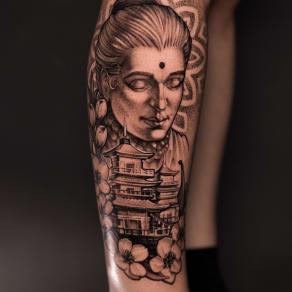 Vladimir Vynosliv, tatoueur russe guest au studio de tatouage à Paris La Bête Humaine - Portrait asiatisant avec temple