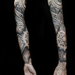 Bras complet graphique tatoué de l’épaule au dos de la main par Baybay Blondy