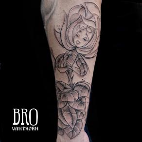 Fleur anthropomorphe tatouée par Bro Vanthorn