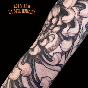 Gros plan sur un chrysanthème tatoué en noir et gris par Lola Kaa