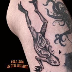 Vagin-grenouille tatoué par Lola Kaa
