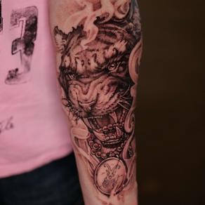 Vladimir Vynosliv, tatoueur russe guest au studio de tatouage à Paris La Bête Humaine - Tête de tigre rugissant