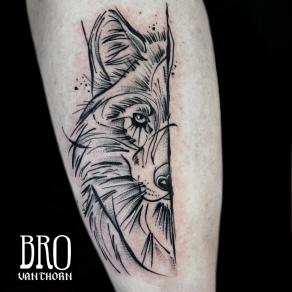 Demi-tête de loup tatouée en sketchy par Bro Vanthorn