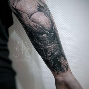 Tatouage occulte sur l’avant-bras réalisé par Jhenn Oz.