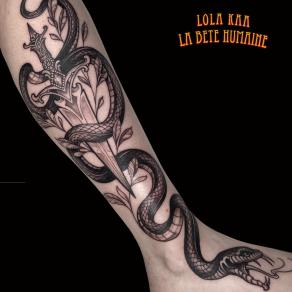 Caducée à dague tatoué par Lola Kaa