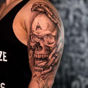 Vladimir Vynosliv, tatoueur russe guest au studio de tatouage à Paris La Bête Humaine - Crâne enchainé
