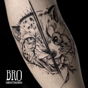 Portrait mi-guépard mi-panda roux tatoué façon sketchy par Bro Vanthorn