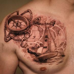 Vladimir Vynosliv, tatoueur russe guest au studio de tatouage à Paris La Bête Humaine - Boussole tatouée sur une carte
