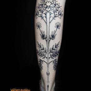 Baybay Blondy, tatoueuse guest à Paris - Motif floral tatoué sur mollet