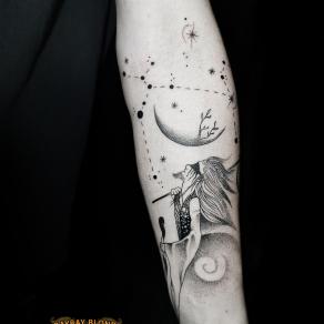 Composition autour d’un homme et d’une constellation tatouée par Baybay Blondy