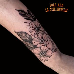 Trio de fleurs tatouées en freehand par Lola Kaa