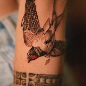 Vladimir Vynosliv, tatoueur russe guest au studio de tatouage à Paris La Bête Humaine - Oiseau en chute libre