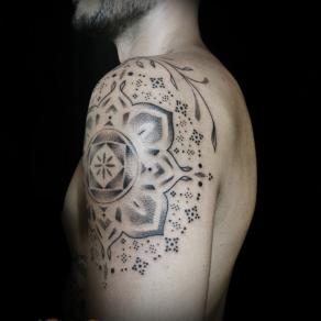 Baybay Blondy, tatoueuse guest à Paris - Motif géométrique entre l’épaule et le haut du biceps