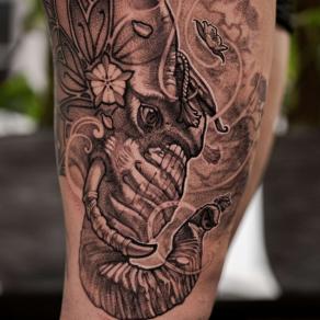Vladimir Vynosliv, tatoueur russe guest au studio de tatouage à Paris La Bête Humaine - Tête d’éléphant tatouée sur la cuisse