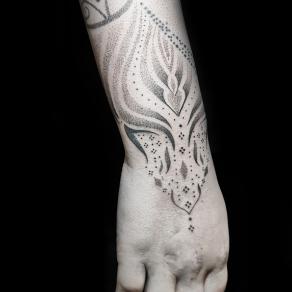Baybay Blondy, tatoueuse guest à Paris - Motif géométrique et dotwork entre le poignet et le dos de la main
