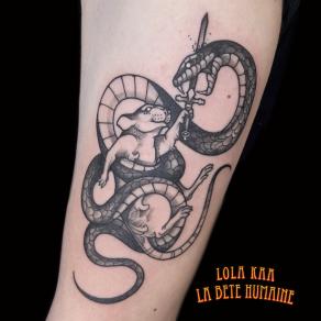 Duel entre rongeur et serpent tatoué par Lola Kaa