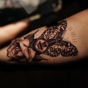 Vladimir Vynosliv, tatoueur russe guest au studio de tatouage à Paris La Bête Humaine - Femme au masque de papillon