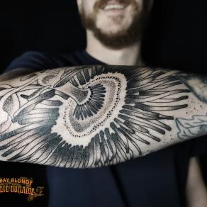Baybay Blondy, tatoueuse guest à Paris - Tatouage à pétales réalisé sur l’avant-bras