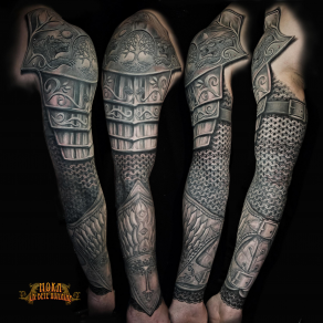 Armure réaliste sur bras complet tatouée par Moka