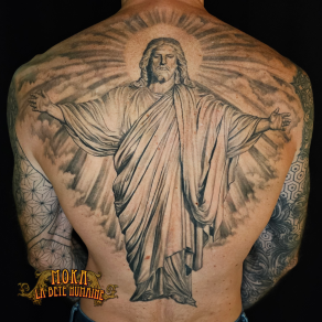 Réinterprétation du Christ Rédempteur sur un dos complet tatoué par Moka