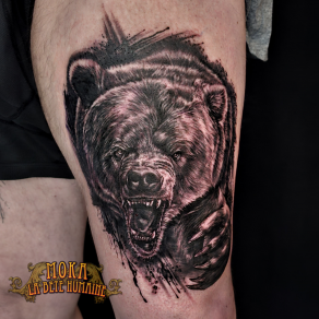 Tête réaliste de grizzly en colère tatouée par Moka