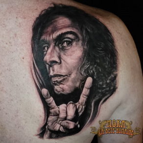 Portrait en noir et gris de Ronnie James Dio par Moka