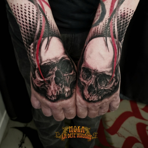 Un skull sur chaque main tatoué façon trash polka par Moka