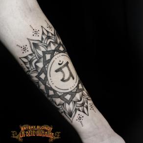 tatoueuse-guest-paris-baybay-blondy-tatouage-tattoo-mandala-dotwork