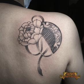 tatoueuse-paris-lola-kaa-neo-trad-graphique-dotwork-tattoo-pivoine-peigne-japonais