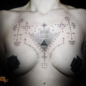 Composition en dot tatouée sur la poitrine par Baybay Blondy