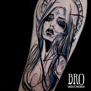 Déesse viking aux reflets bleus tatouée par Bro Vanthorn