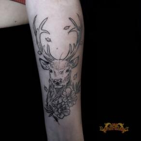 meilleur-tatoueur-paris-bro-vanthorn-tatouage-tattoo-cerf-fleurs