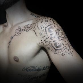 Baybay Blondy, tatoueuse guest à Paris - Composition géométrique et florale courant du muscle pectoral jusqu’en haut du biceps