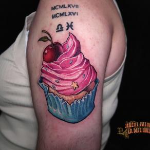 La cerise sur le cupcake tatouée façon new school par Jérémy Fatneedle