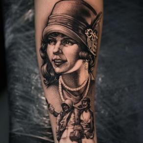 Vladimir Vynosliv, tatoueur russe guest au studio de tatouage à Paris La Bête Humaine - Portrait de femme des Années folles