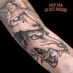 Loup caché sous un masque d’agneau, tatoué par Lola Kaa