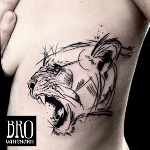 Tatouage sketchy de lionne réalisé par Bro Vanthorn