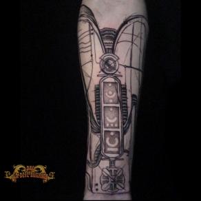 Bro Vanthorn, tatoueur à Paris - Double armure cyberpunk tatouée façon sketchy