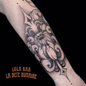 Lola Kaa, tatoueuse à Paris - Chrysanthème éclos sur une pointe