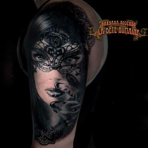 Barbara Rosendo, tatoueuse à Paris - Portrait de femme gantée portant un loup en dentelles