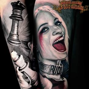 Barbara Rosendo, tatoueuse à Paris - Portrait d’Harley Quinn et pièces de jeu d’échecs